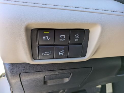 Used 2023 Toyota Highlander image 16