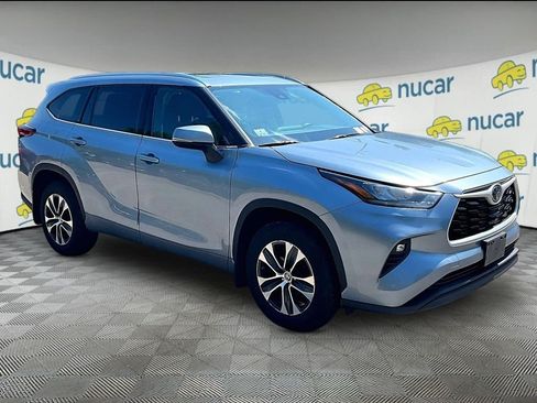 Used 2020 Toyota Highlander XLE AWD/4WD image 1