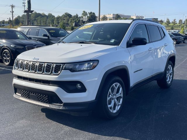 Used 2024 Jeep Compass Latitude AWD/4WD image 3