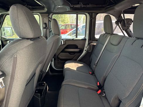 Used 2024 Jeep Wrangler Sahara image 12