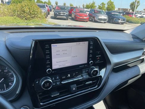 Used 2021 Toyota Highlander XLE FWD image 16