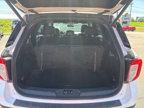 Used 2020 Ford Explorer XLT w/ Equipment Group 202A AWD/4WD image 15