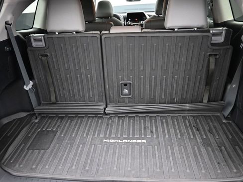 Used 2023 Toyota Highlander L image 11