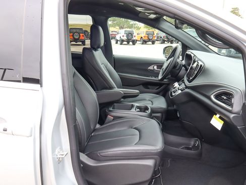 New 2026 Chrysler Pacifica Select image 28
