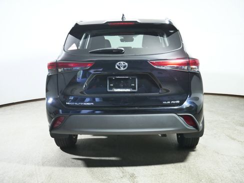 Used 2021 Toyota Highlander XLE image 6