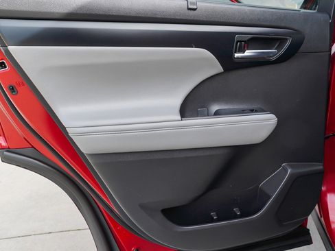 Certified 2022 Toyota Highlander XLE image 24