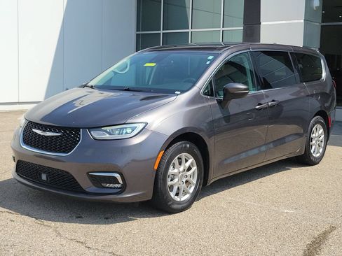 Used 2023 Chrysler Pacifica Touring-L FWD image 2