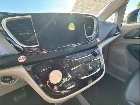 Used 2023 Chrysler Pacifica Touring-L FWD image 17