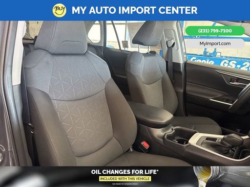 Used 2025 Toyota RAV4 XLE AWD/4WD image 28