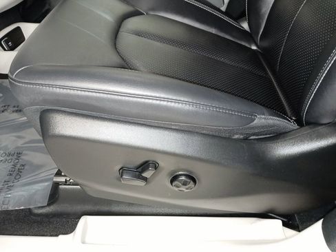 Used 2024 Chrysler Pacifica Touring-L FWD image 17