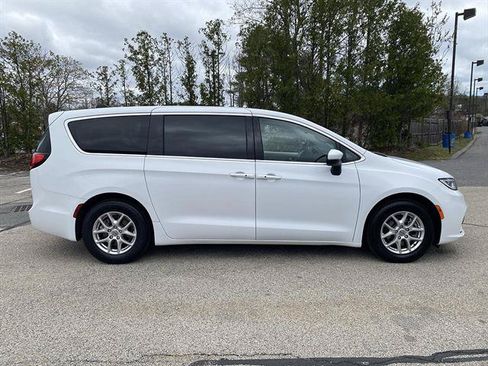 Used 2023 Chrysler Pacifica Touring-L FWD image 48