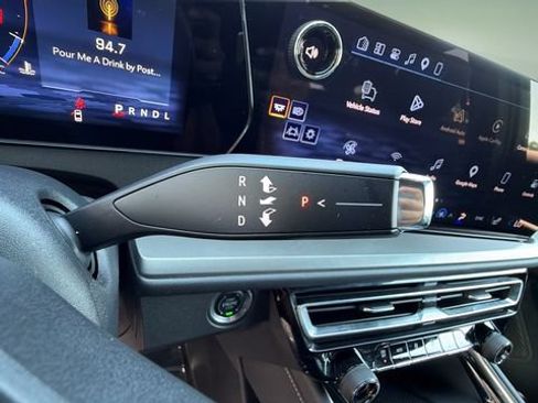 Used 2025 Chevrolet Traverse LT FWD image 30