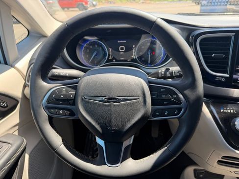 Used 2023 Chrysler Pacifica Touring-L FWD image 3