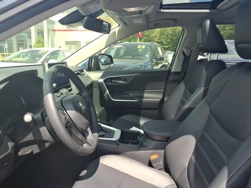 Used 2025 Toyota RAV4 XLE Premium image 5