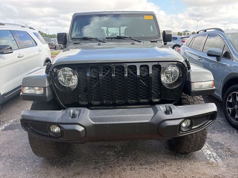 Used 2021 Jeep Gladiator Willys AWD/4WD image 2