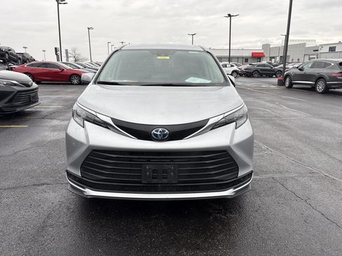 Used 2024 Toyota Sienna LE image 2