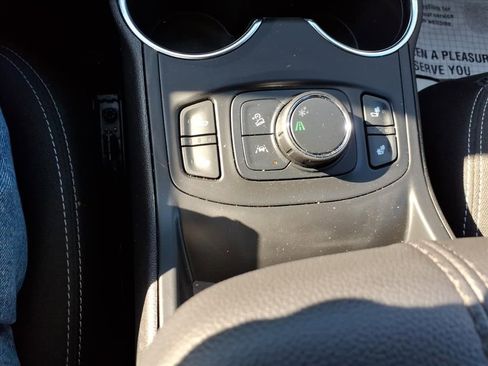 Used 2024 GMC Terrain SLE w/ Driver Convenience Package image 13