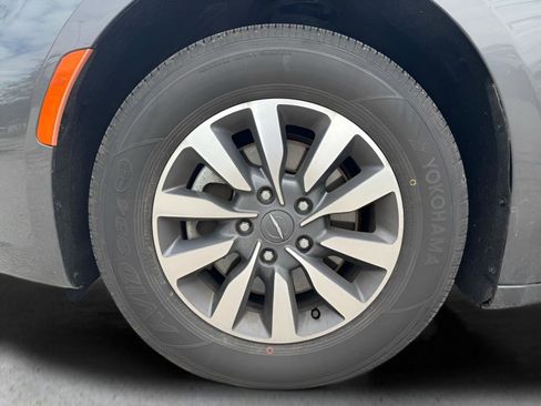 Used 2021 Chrysler Pacifica Touring-L FWD image 13