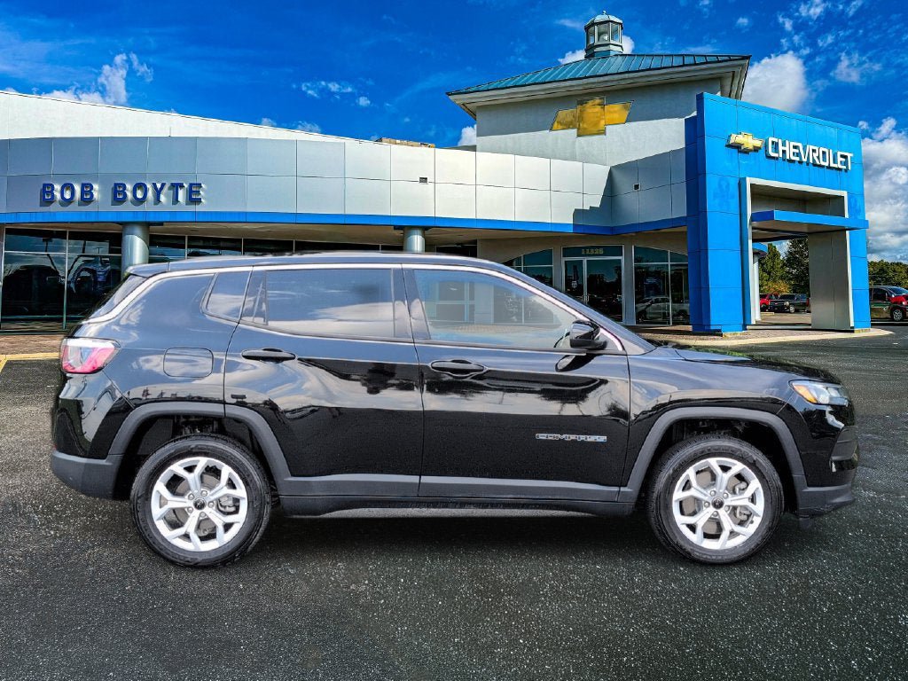 Used 2025 Jeep Compass Sport AWD/4WD image 2