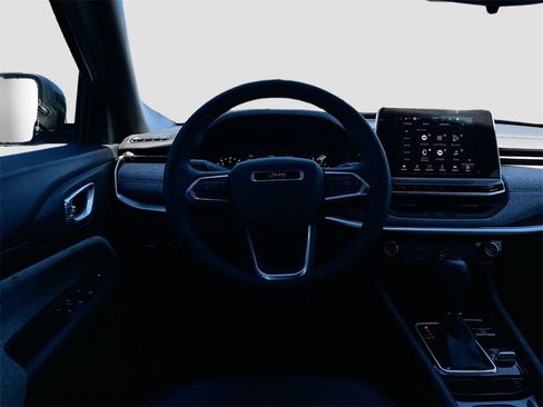 Used 2025 Jeep Compass Latitude image 20