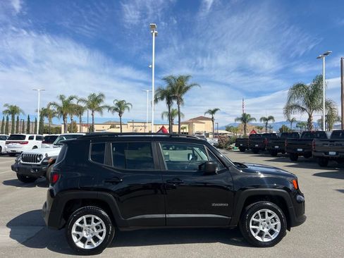 Used 2023 Jeep Renegade Latitude w/ Sun & Fun Group AWD/4WD image 9
