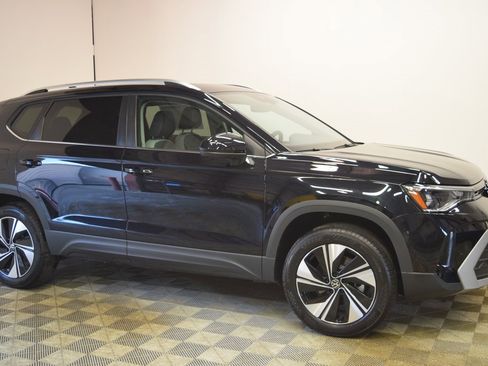New 2025 Volkswagen Taos SE image 3