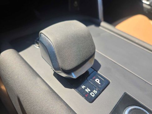 Used 2025 Land Rover Discovery Metropolitan Edition AWD/4WD image 33