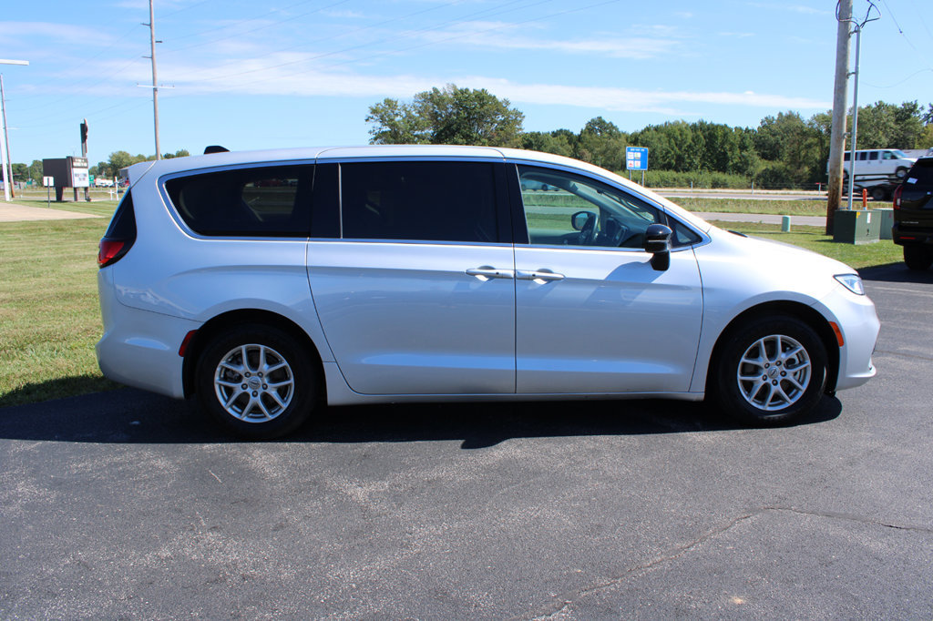 Used 2024 Chrysler Pacifica Touring-L FWD image 14