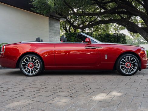 Used 2018 Rolls-Royce Dawn RWD image 22