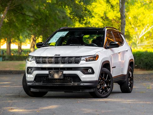 Used 2022 Jeep Compass Latitude w/ Sun and Sound Group AWD/4WD image 2