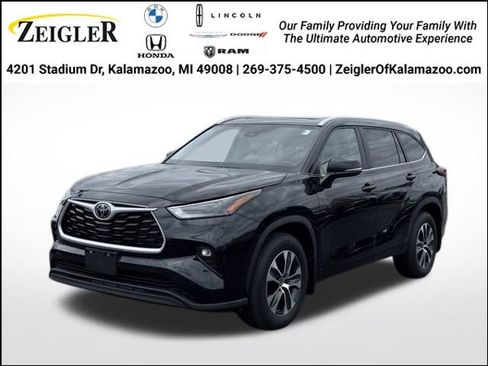 Used 2023 Toyota Highlander XLE AWD/4WD image 1
