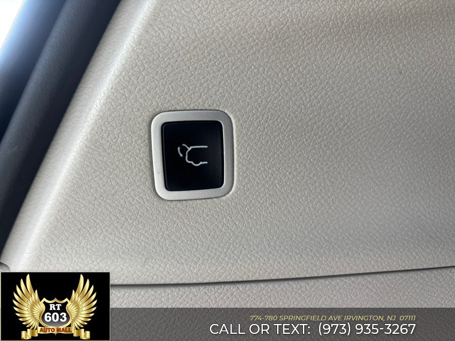 Used 2024 Chrysler Pacifica Touring-L FWD image 8