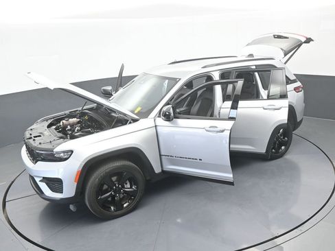 Used 2023 Jeep Grand Cherokee Altitude AWD/4WD image 67