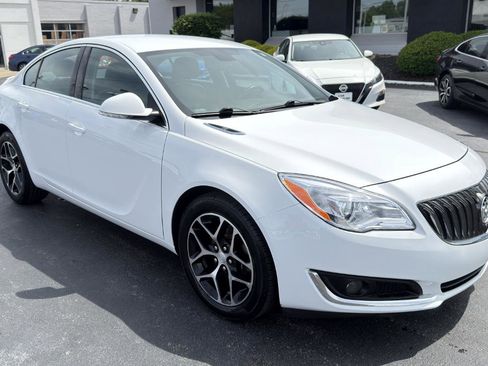 Used 2017 Buick Regal Sport Touring FWD image 3