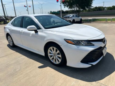 Used 2019 Toyota Camry LE FWD image 11
