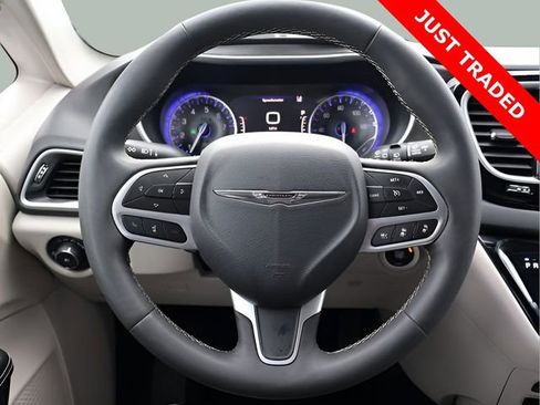 Used 2024 Chrysler Pacifica Touring-L image 30