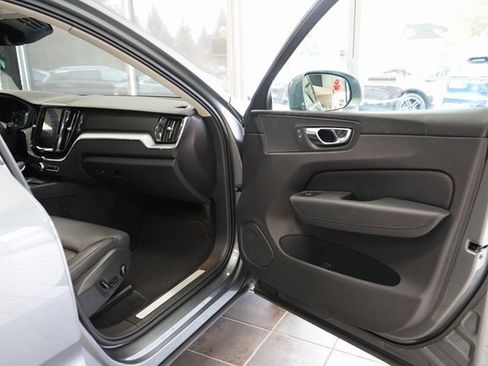 Used 2020 Volvo XC60 T5 Momentum image 42