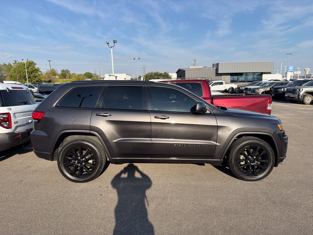 Used 2021 Jeep Grand Cherokee Laredo X RWD image 4