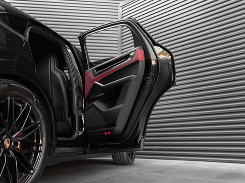 Certified 2025 Porsche Cayenne GTS AWD/4WD image 33