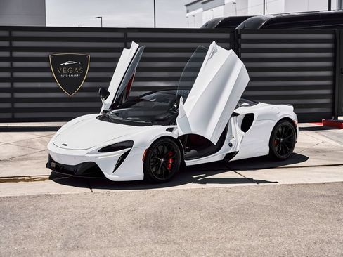Used 2024 McLaren Artura RWD image 5