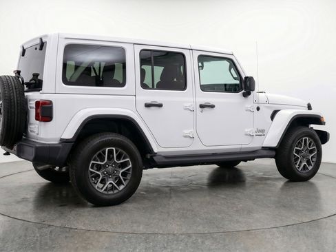 Used 2025 Jeep Wrangler Sahara image 9