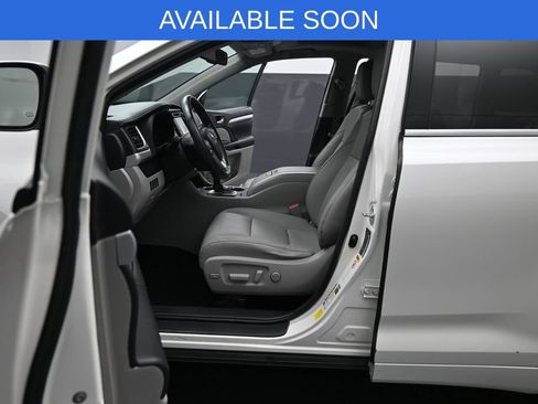 Used 2016 Toyota Highlander XLE AWD/4WD image 9