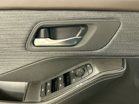 Used 2023 Nissan Rogue SV image 16