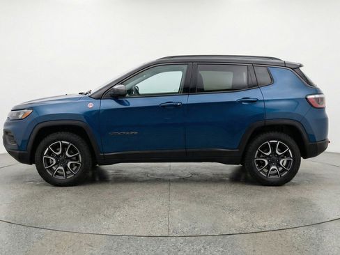 Used 2025 Jeep Compass Trailhawk image 5