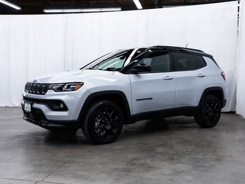 Used 2024 Jeep Compass Latitude w/ Altitude Special Edition AWD/4WD image 3