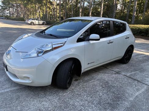 Used 2014 Nissan Leaf SV w/ Premium Package FWD image 12