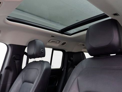 Used 2023 Land Rover Defender 130 SE image 14