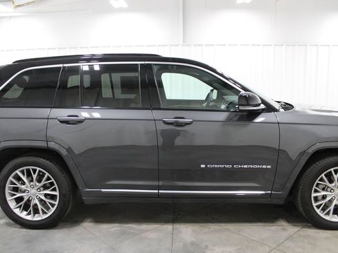 Used 2024 Jeep Grand Cherokee Summit image 11