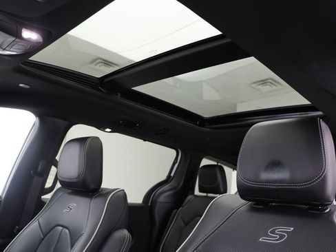 Used 2024 Chrysler Pacifica Limited w/ S Appearance Package image 17