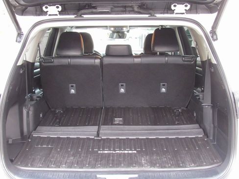 Certified 2021 Toyota Highlander XLE image 25